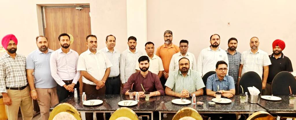 ਐਸਆਈਆਰ ਡਿਜੀਟਾਈਜ਼ੇਸ਼ਨ ਵਿੱਚ ਪੰਜਾਬ ਭਰ ਵਿੱਚ ਅਵੱਲ ਰਹਿਣ ਤੇ ਐੱਸਡੀਐੱਮ ਸੁਨੀਲ ਫੋਗਾਟ ਵੱਲੋਂ ਸਟਾਫ਼ ਦੇ ਸਨਮਾਨ ਵਿੱਚ ਲੰਚ ਪਾਰਟੀ